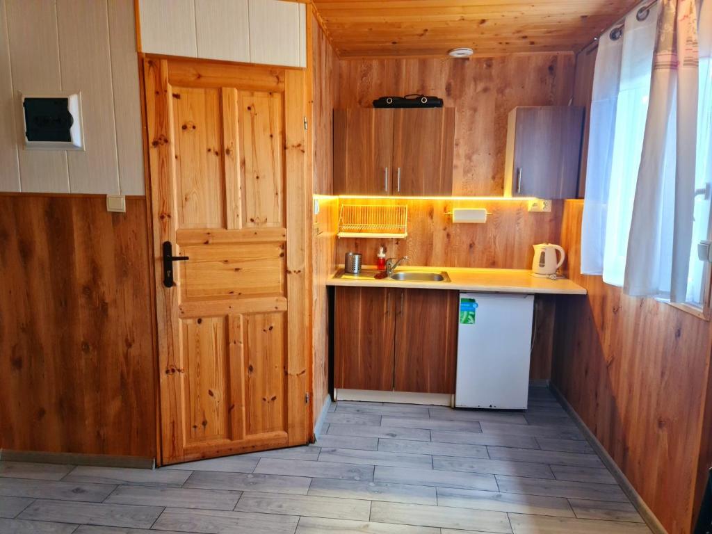 Kuchyň nebo kuchyňský kout v ubytování Ośrodek Wypoczynkowy Helkamp