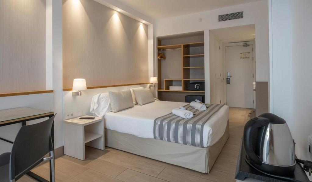 Postel nebo postele na pokoji v ubytování Rosamar Es Blau 4*s - Adults Only