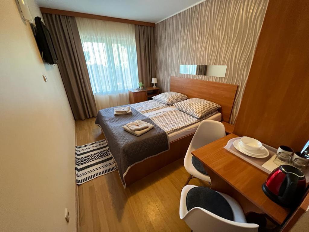 ブワディスワボボにあるWilla Balticusのベッドルーム1室(ベッド1台、テーブル、椅子付)
