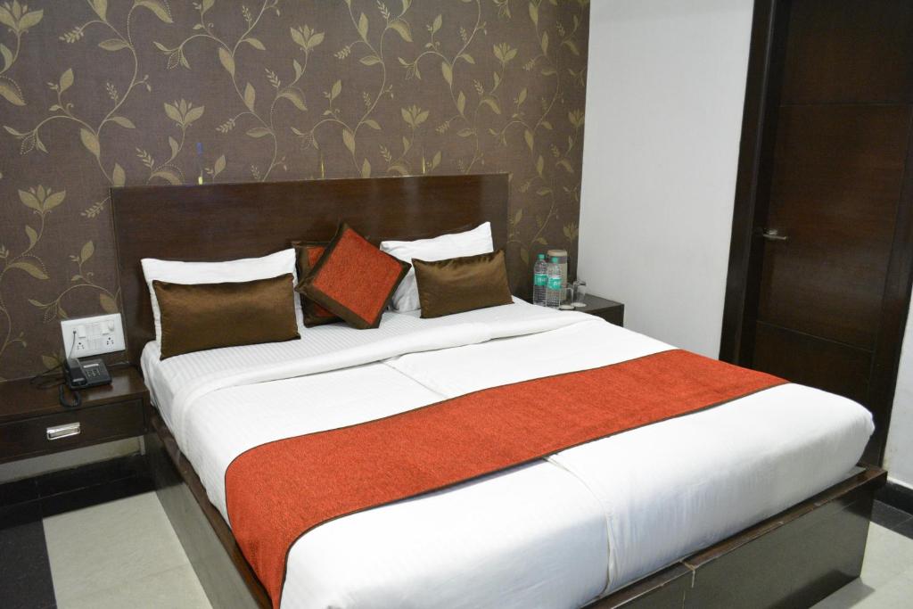 Postel nebo postele na pokoji v ubytování Hotel Samovar by Goyal Hotel