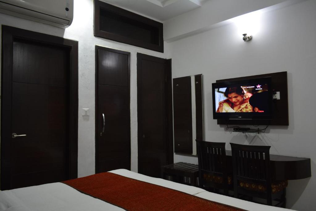 TV a/nebo společenská místnost v ubytování Hotel Samovar by Goyal Hotel