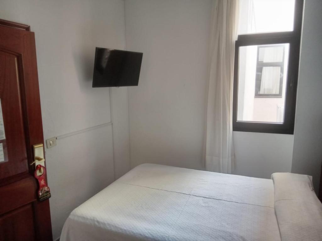 Hotel Tropical - Budget Single Room