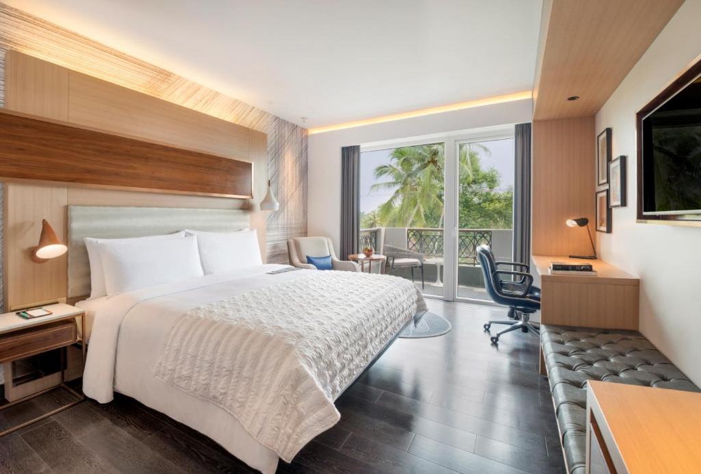 Postel nebo postele na pokoji v ubytování Le Meridien Goa, Calangute