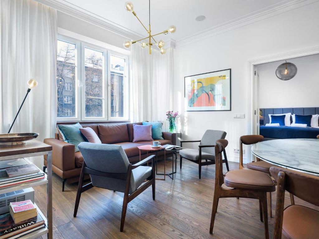 a living room with a couch and a table at Tyzenhauz Grand Apartaments in Kraków