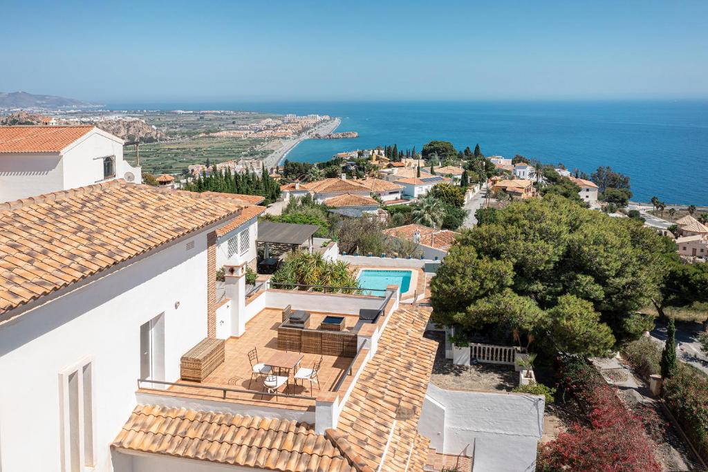 uma casa com vista para o oceano em Villa la Colina with heated pool and jacuzzi em Salobreña
