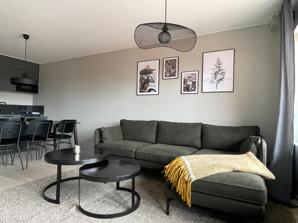 sala de estar con sofá y mesa en Fjällglim 22 Sälfjällstorget, en Sälen