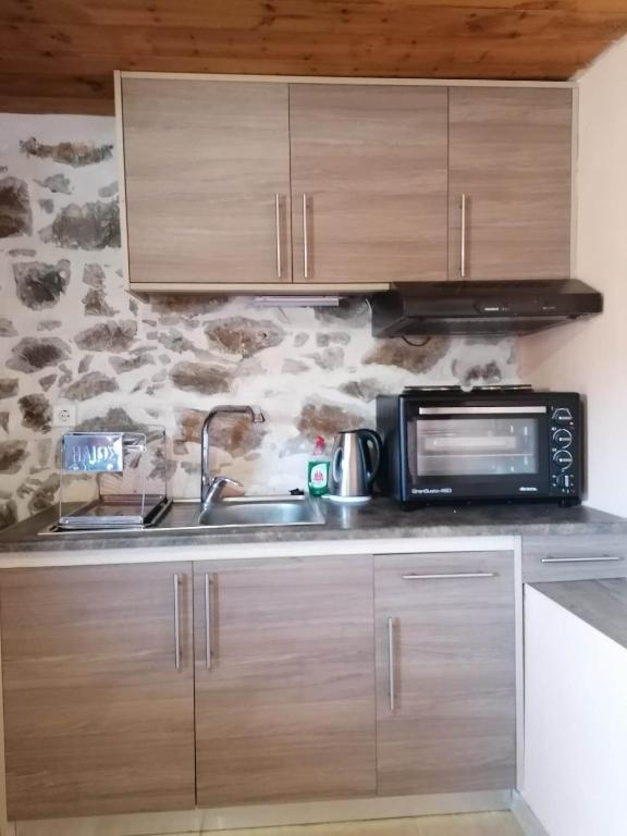A kitchen or kitchenette at panos stone tower
