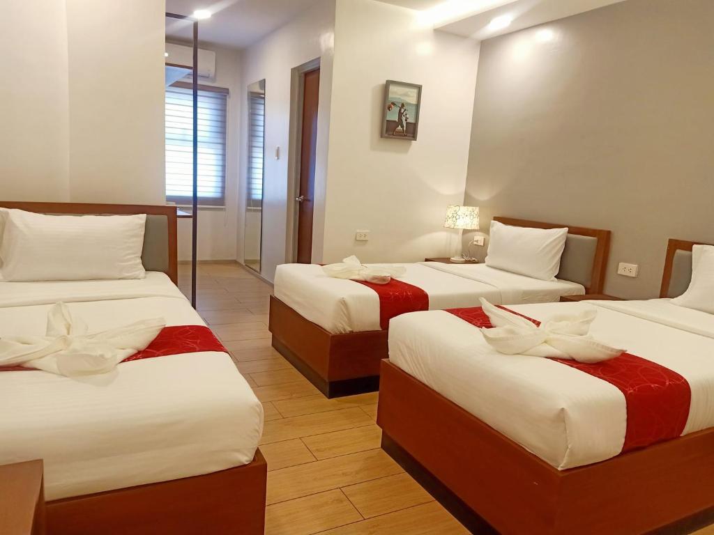 Postel nebo postele na pokoji v ubytování INNCITY HOTEL