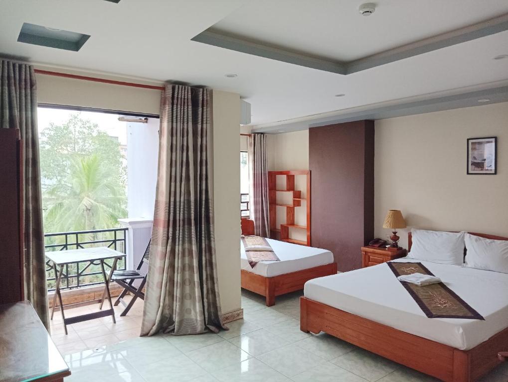Giường trong phòng chung tại Sunny B Hotel
