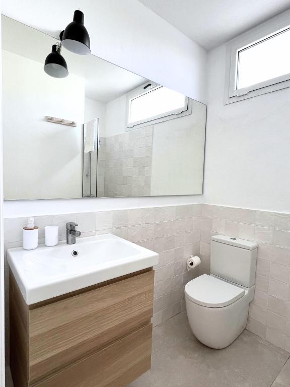 A bathroom at BiniVento- Lovely villa with pool near the beach