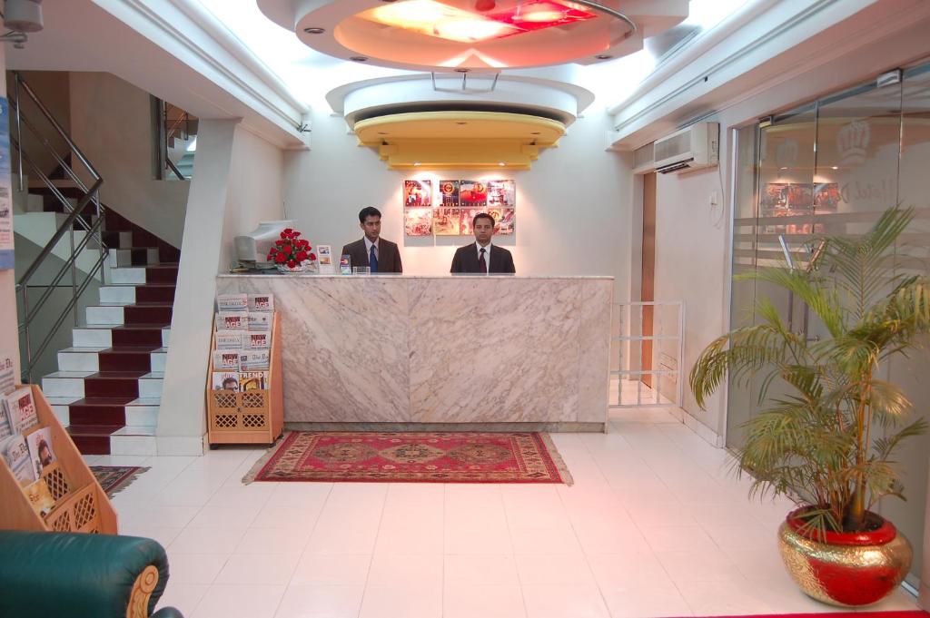 Due uomini in piedi al bancone di un ristorante di The New Nascent Gardenia Residence a Dhaka