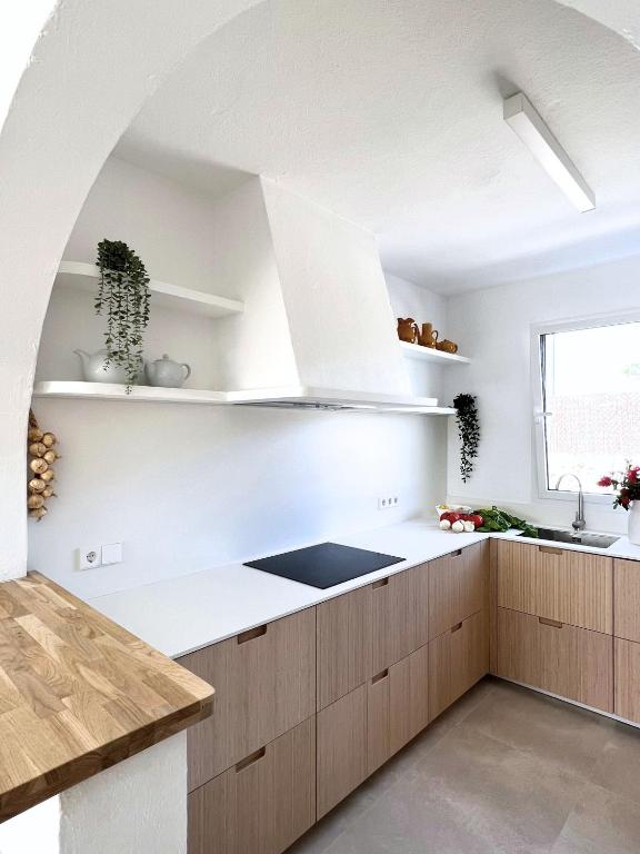 A kitchen or kitchenette at BiniVento- Lovely villa with pool near the beach