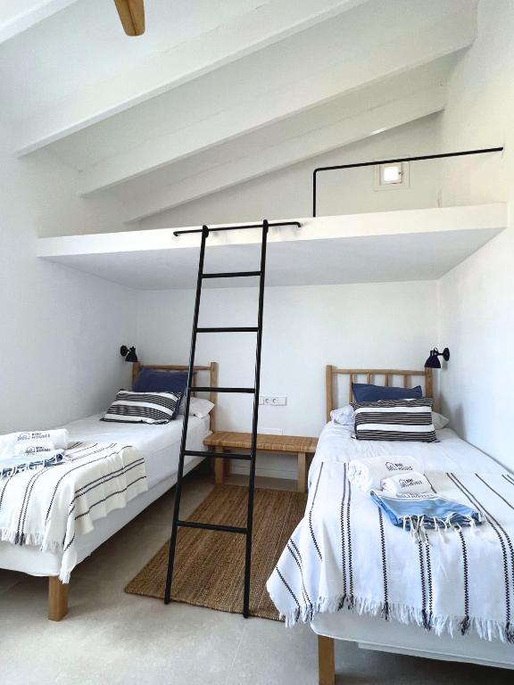 A bed or beds in a room at BiniVento- Lovely villa with pool near the beach