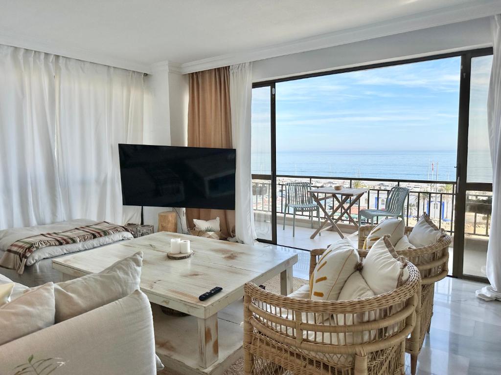 TV a/nebo společenská místnost v ubytování El Faro, Center Marbella Beachfront - EaW Homes