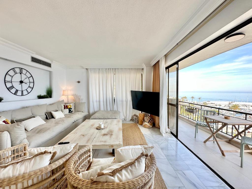 TV a/nebo společenská místnost v ubytování El Faro, Center Marbella Beachfront - EaW Homes