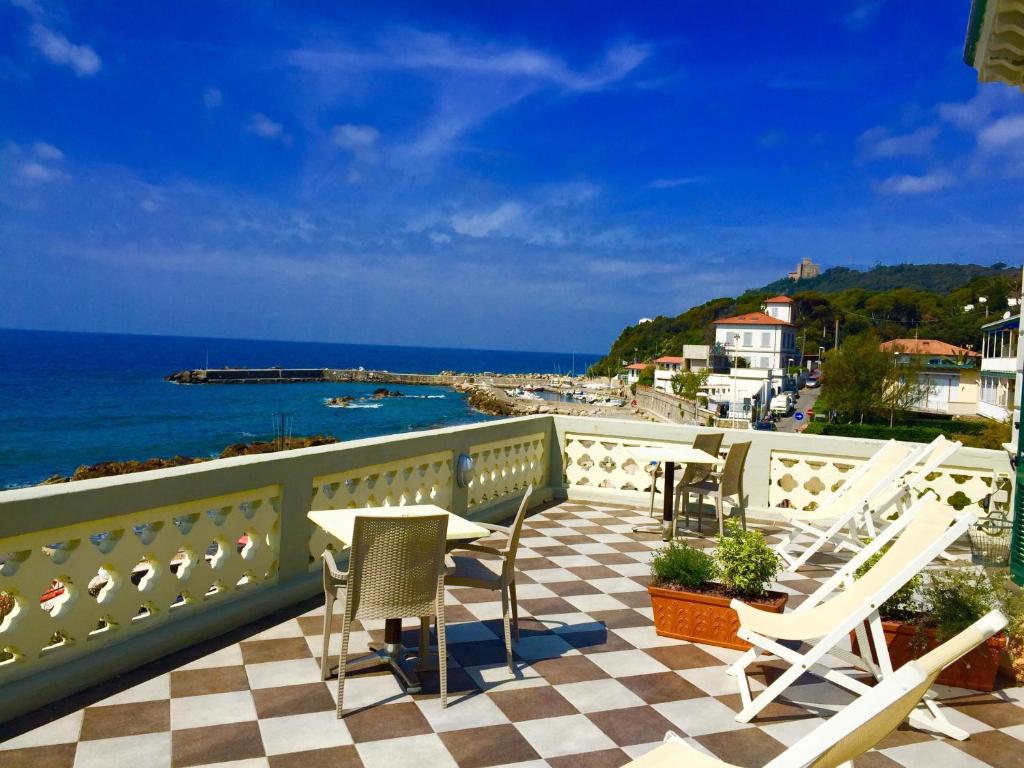 uma varanda com cadeiras e vista para o oceano em Locanda Garzelli em Quercianella