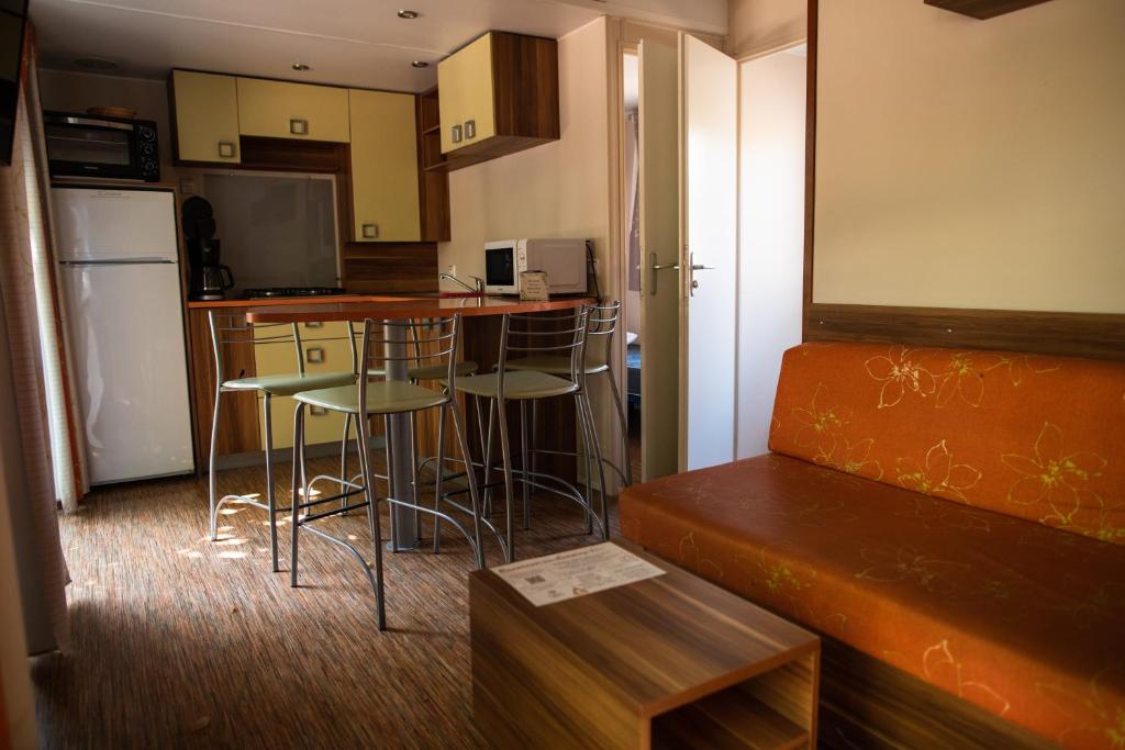 Kuchyň nebo kuchyňský kout v ubytování Camping le Pré Morjal