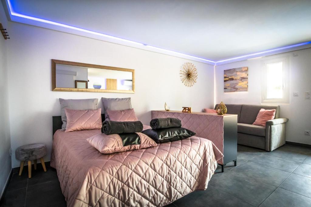 Posteľ alebo postele v izbe v ubytovaní Cap d'Agde Suit'Appart T1 Pinède 26 m2 balcon 10 m2