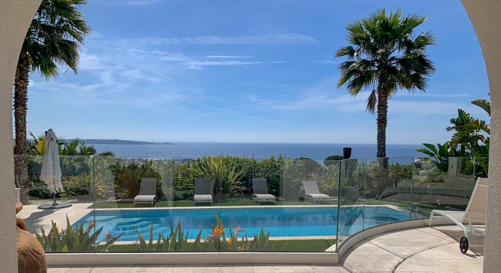a swimming pool with a view of the ocean at Séjour de Luxe à Golfe Juan, 15 mn de Cannes in Vallauris
