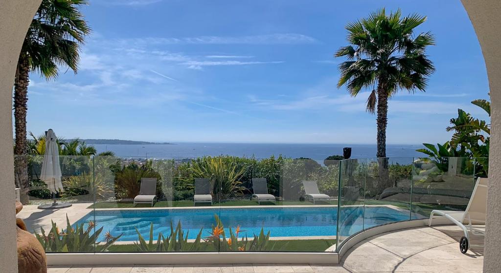 une piscine avec vue sur l'océan dans l'établissement Séjour de Luxe à Golfe Juan, 15 mn de Cannes, à Vallauris