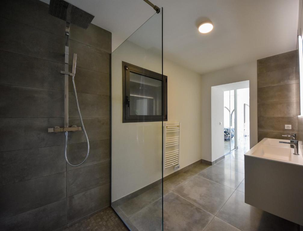 a bathroom with a shower and a sink at Séjour de Luxe à Golfe Juan, 15 mn de Cannes in Vallauris
