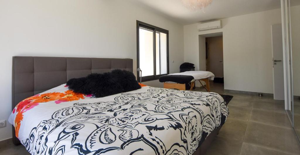 a bedroom with a large bed and a window at Séjour de Luxe à Golfe Juan, 15 mn de Cannes in Vallauris