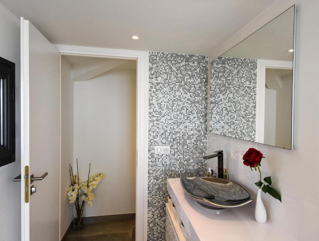 a bathroom with a sink and a mirror at Séjour de Luxe à Golfe Juan, 15 mn de Cannes in Vallauris