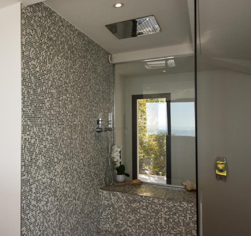 a bathroom with a shower with a mirror at Séjour de Luxe à Golfe Juan, 15 mn de Cannes in Vallauris