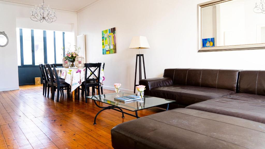 un salon avec un canapé et une table dans l'établissement MAISON DE CARACTERE CENTRE VILLE PROCHE PLAGE, à Les Sables-dʼOlonne