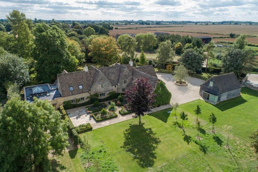 una vista aérea de una casa con patio en Country Manor House near Tetbury, en Malmesbury