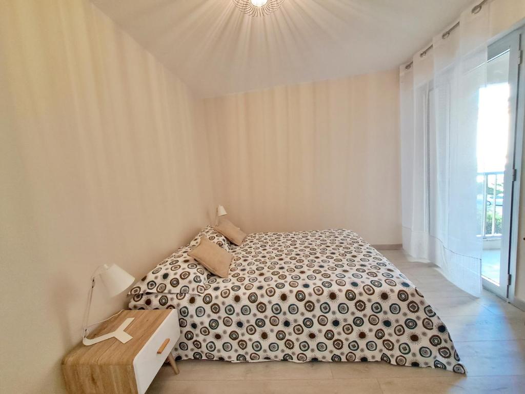 a bedroom with a bed and a ceiling at Saint-Raphaël-Front de Mer-WIFI-CLIM in Saint-Raphaël