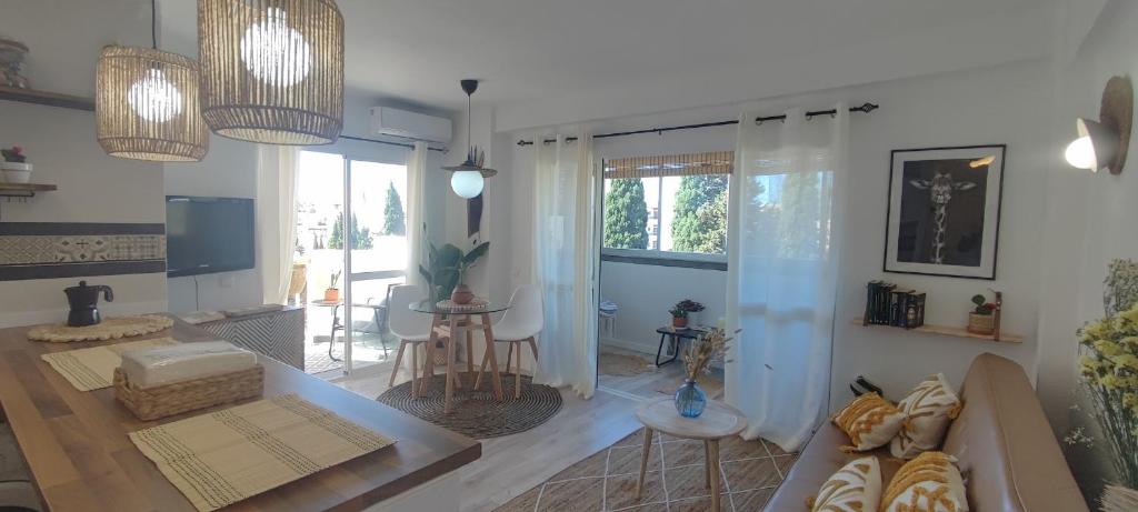 a living room with a couch and a table at Apartamento el Boquerón 3 in Torre del Mar