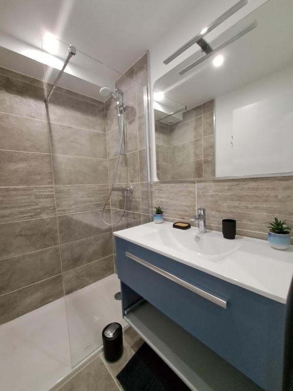 a bathroom with a sink and a shower at Saint-Raphaël-Front de Mer-WIFI-CLIM in Saint-Raphaël
