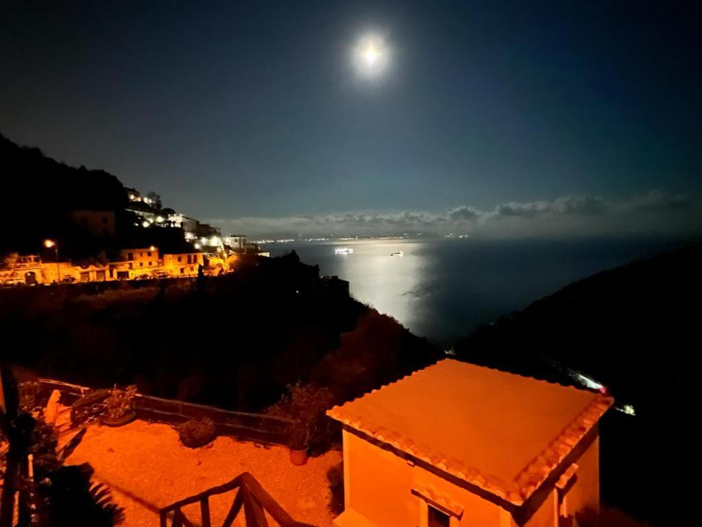 een uitzicht op de maan over de oceaan in de nacht bij Amalfi Coast - Mini Cottage vista mare con giardino in Vietri