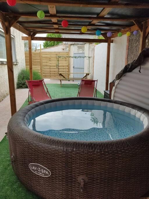 un grandiamètreificialificialificialificialificialificialificialificialificialificialificialificial dans l'établissement Appartement Velleron-4 personnes, à Velleron