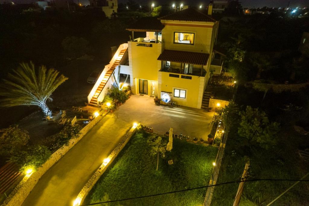 uma vista aérea de uma casa à noite com luzes em Villa Aitheras em Stérnai