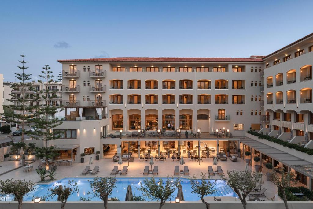 Bazén v ubytování Theartemis Palace nebo v jeho okolí