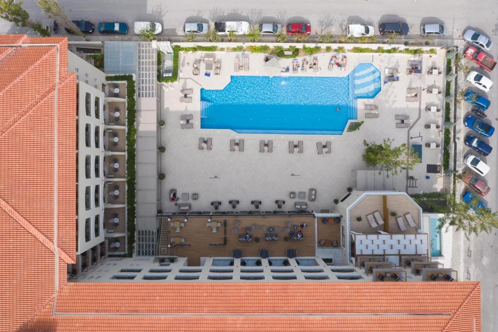 Bazén v ubytování Theartemis Palace nebo v jeho okolí