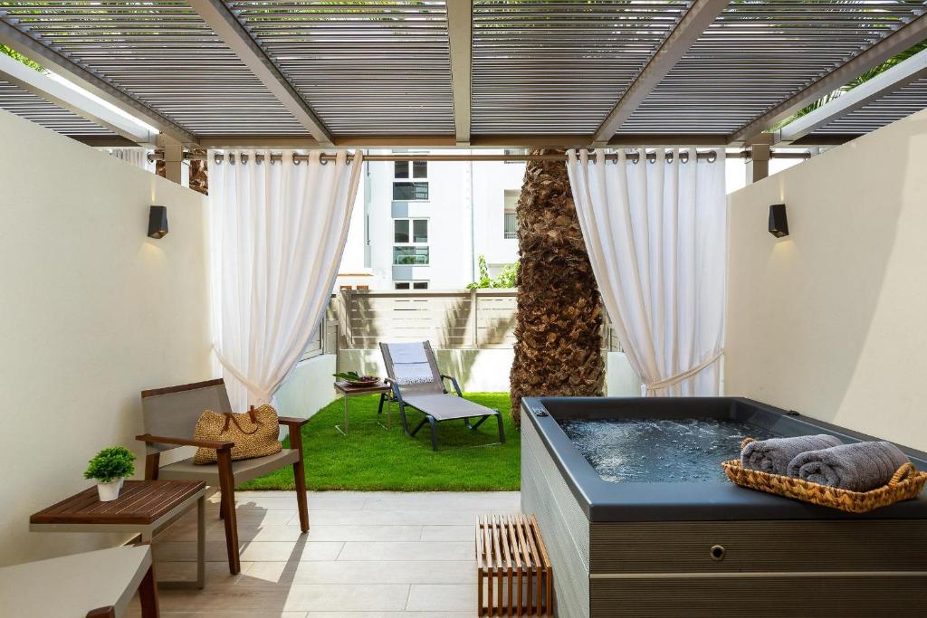 Postel nebo postele na pokoji v ubytování Theartemis Palace