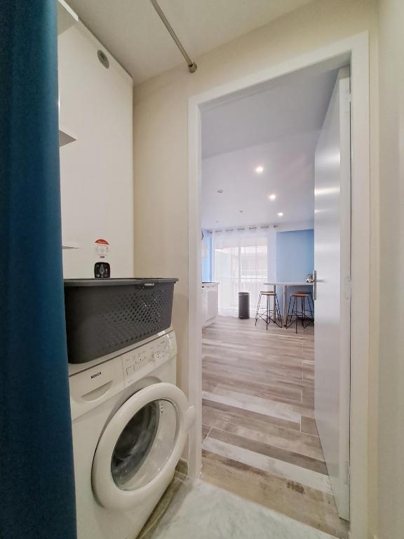 a laundry room with a washer and dryer at Saint-Raphaël-Front de Mer-WIFI-CLIM in Saint-Raphaël