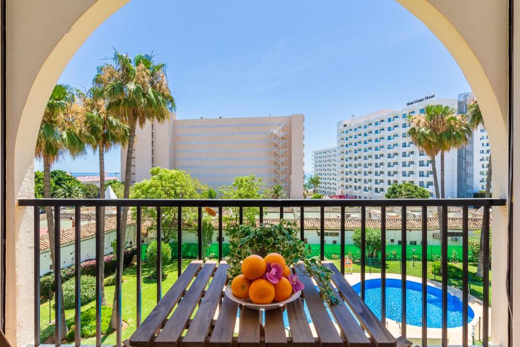 Bazén v ubytování Imperial Puerto 2 3F By IVI Real Estate nebo v jeho okolí