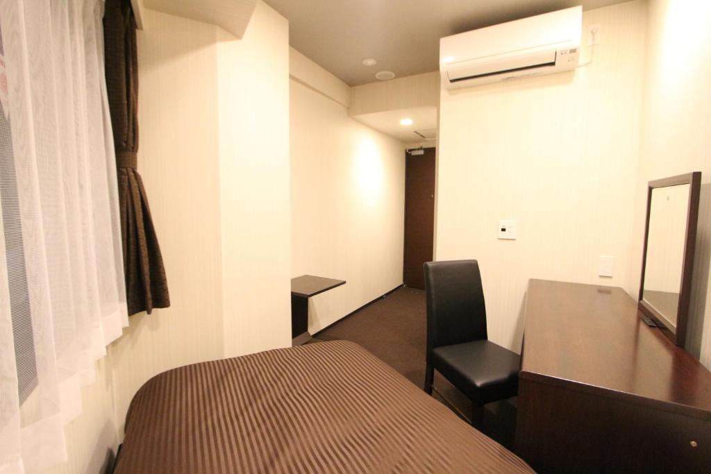 Postel nebo postele na pokoji v ubytování HOTEL LiVEMAX Nihonbashi Hakozaki