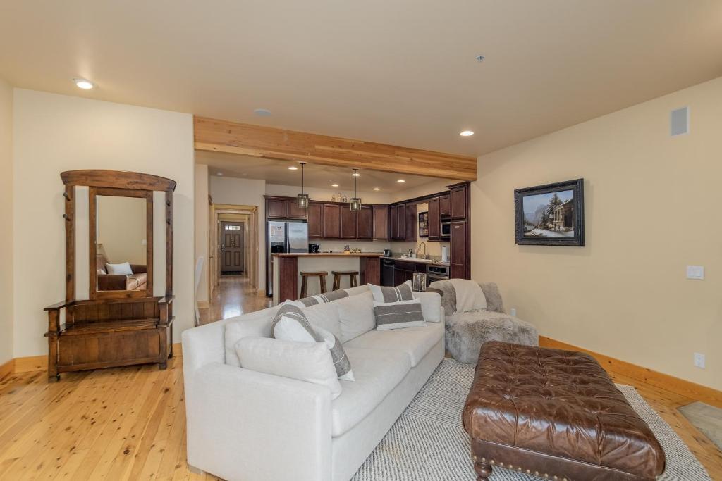 a living room with a white couch and a table at Bavarian Mountain Suite Condo by NW Comfy Cabins in Leavenworth