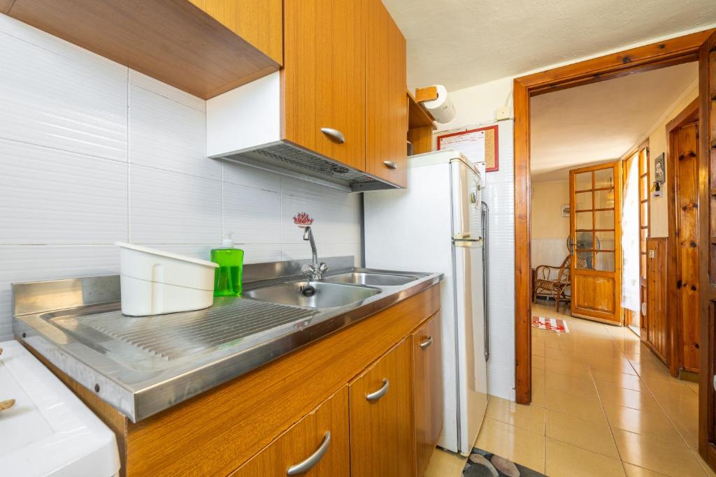 kuchnia ze zlewem i lodówką w obiekcie Villa Ondina 1 Carloforte w mieście Carloforte