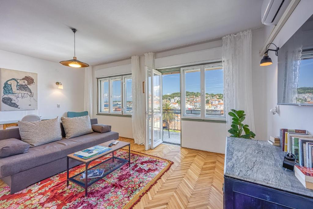 Enolabee Harbour View Apartment - Happy Rentals