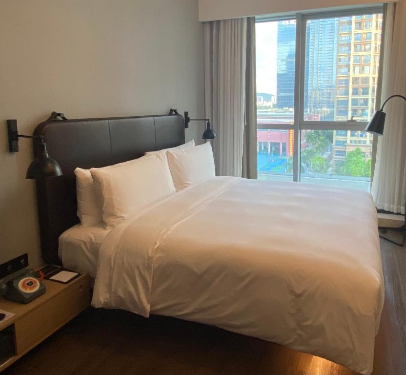 Postel nebo postele na pokoji v ubytování Moxy Shenzhen North Station