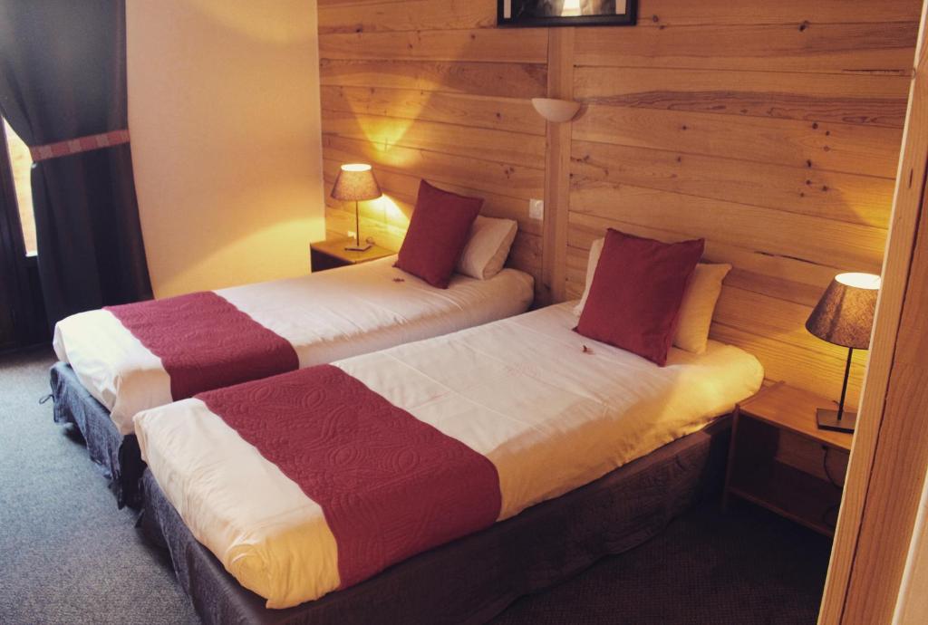 Postel nebo postele na pokoji v ubytování Hôtel Valentin pied des pistes