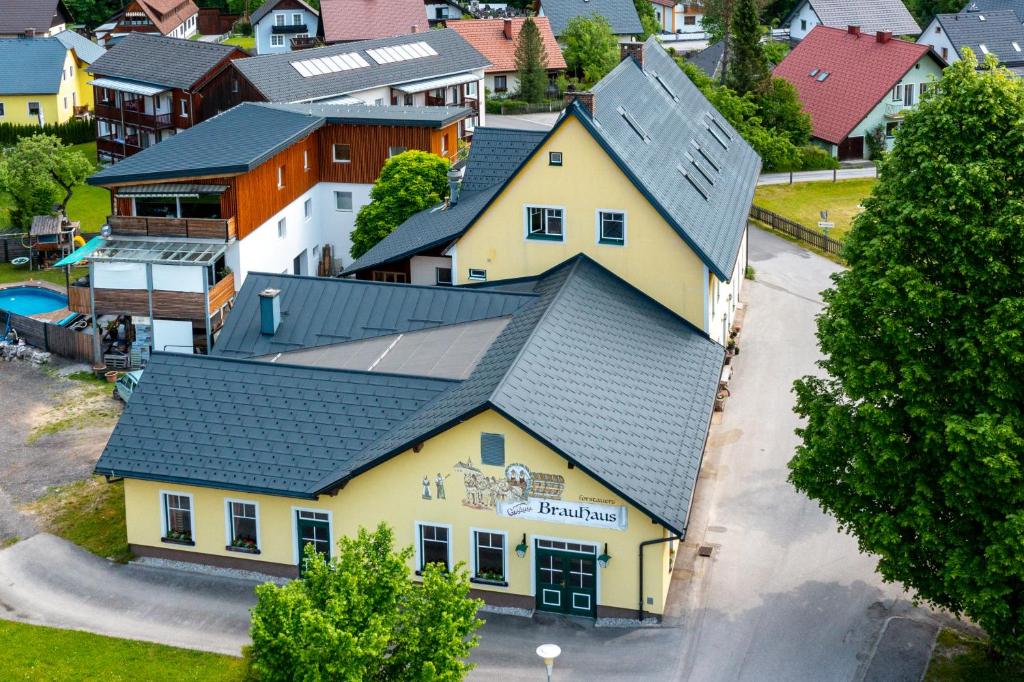 una vista aérea de un edificio amarillo con techo negro en NaturparkResort GeoApartment en Gams bei Hieflau
