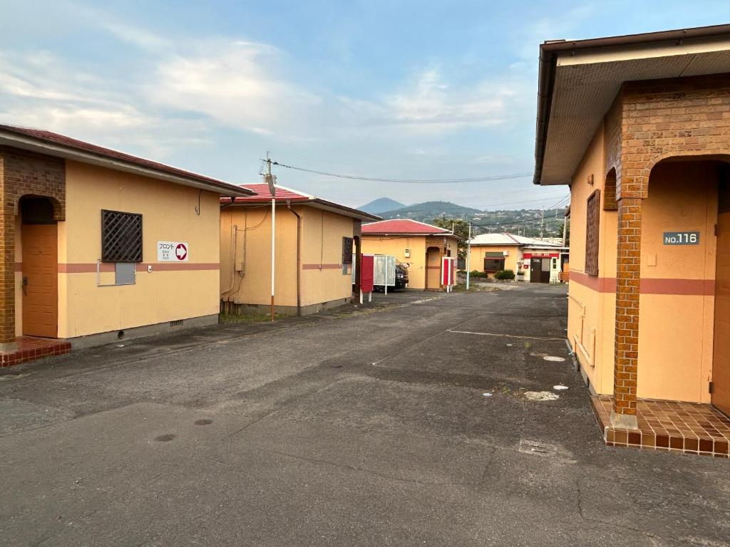 una calle vacía en una pequeña ciudad con edificios en Village BFH, en Omura