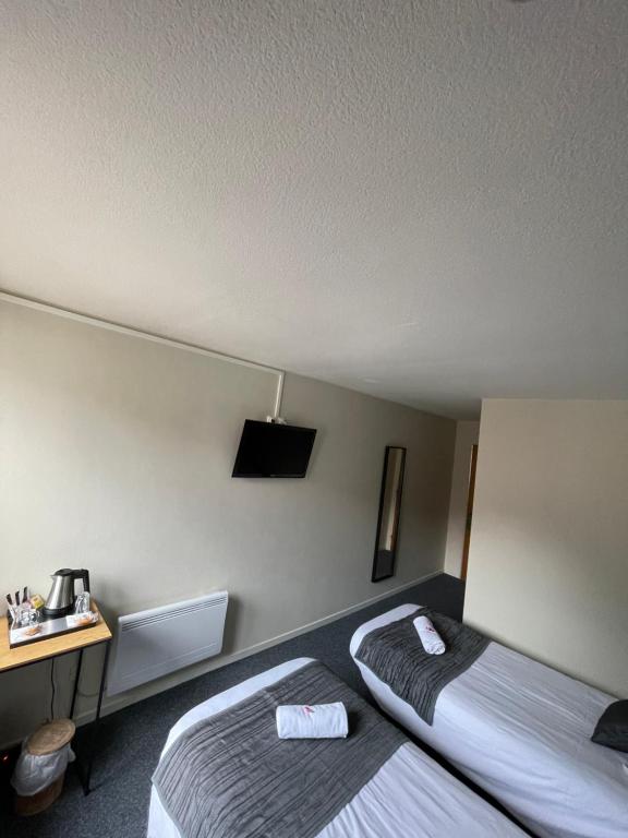 TV a/nebo společenská místnost v ubytování Cit'Hôtel le Welcome
